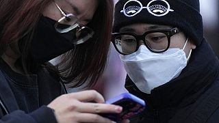 Γυναίκες με μάσκες σε πολυκατάστημα στο Πεκίνο