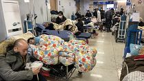 Des patients sur des civières attendent d'être pris en charge à l'hôpital Tongren de Shanghai - 03.01.2023