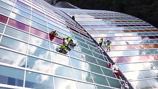 Operação de colocação de vinis coloridos na estação de caminhos-de-ferro de Liège-Guillemans, em Liège, na Bélgica