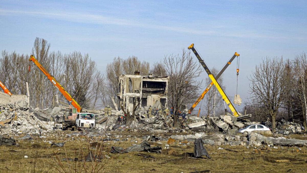 Operai al lavoro per rimuovere i detriti dopo il bombardamento ucraino su Makiivka