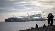 Танкер Maria Energy у плавучего терминала в порту Вильгельмсхафена 3 января 2023