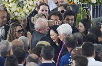 Il presidente Lula sorregge il viso della vedova di Pelè, Marcia Aoki. (Santos, 3.1.2022)