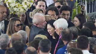 Il presidente Lula sorregge il viso della vedova di Pelè, Marcia Aoki. (Santos, 3.1.2022)