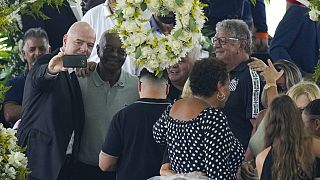 Infantino'nun Pele'nin cenaze töreninde ailesi ve yakınları ile fotoğraf çektirdi  