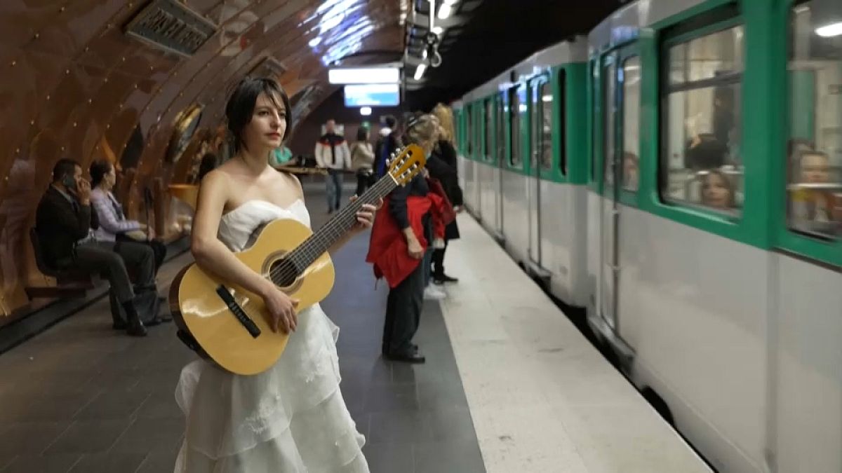 مغنيية بلباس العروس تخطف الأنظار في مترو باريس.