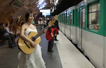 مغنيية بلباس العروس تخطف الأنظار في مترو باريس.
