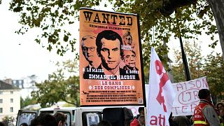 صورة الرئيس الفرنسي إيمانويل ماكرون كتب عليها "مطلوب" خلال يوم إضراب عمالي للمطالبة برفع الأجور وإنهاء إصلاح نظام المعاشات. باريس. 2022/9/29