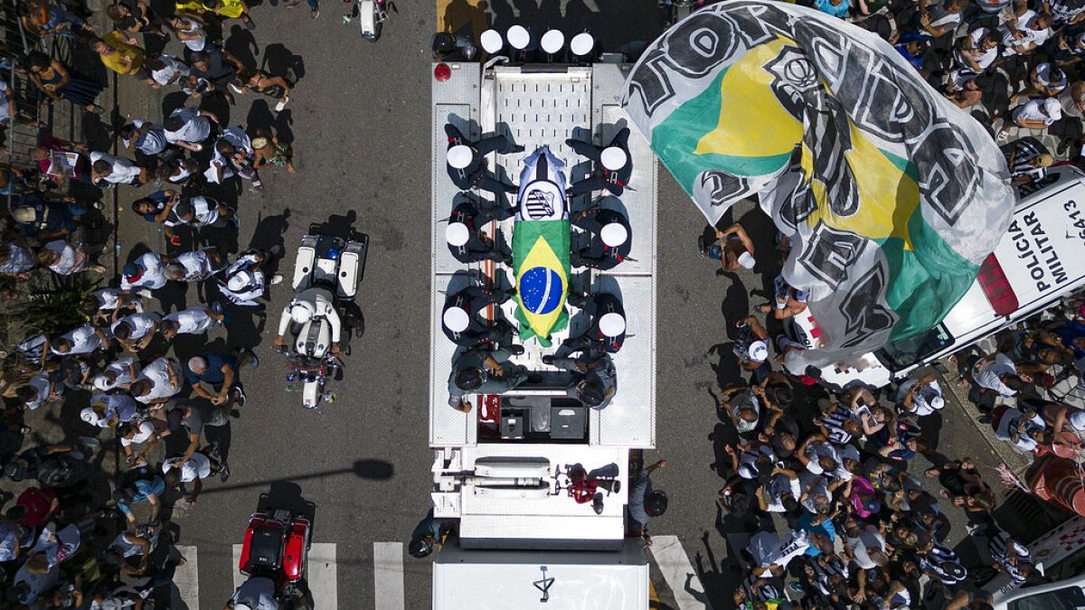 Les drapeaux du Brésil et du club de football Santos FC sur le cercueil de Pelé, au Brésil, mardi 3 janvier 2023.