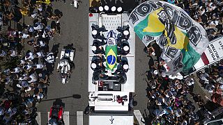 Les drapeaux du Brésil et du club de football Santos FC sur le cercueil de Pelé, au Brésil, mardi 3 janvier 2023.