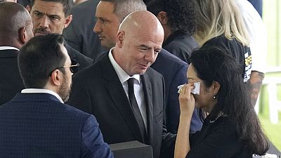 Gianni Infantino, presidente da FIFA, com Márcia Aoki,  a viúva de Pelé