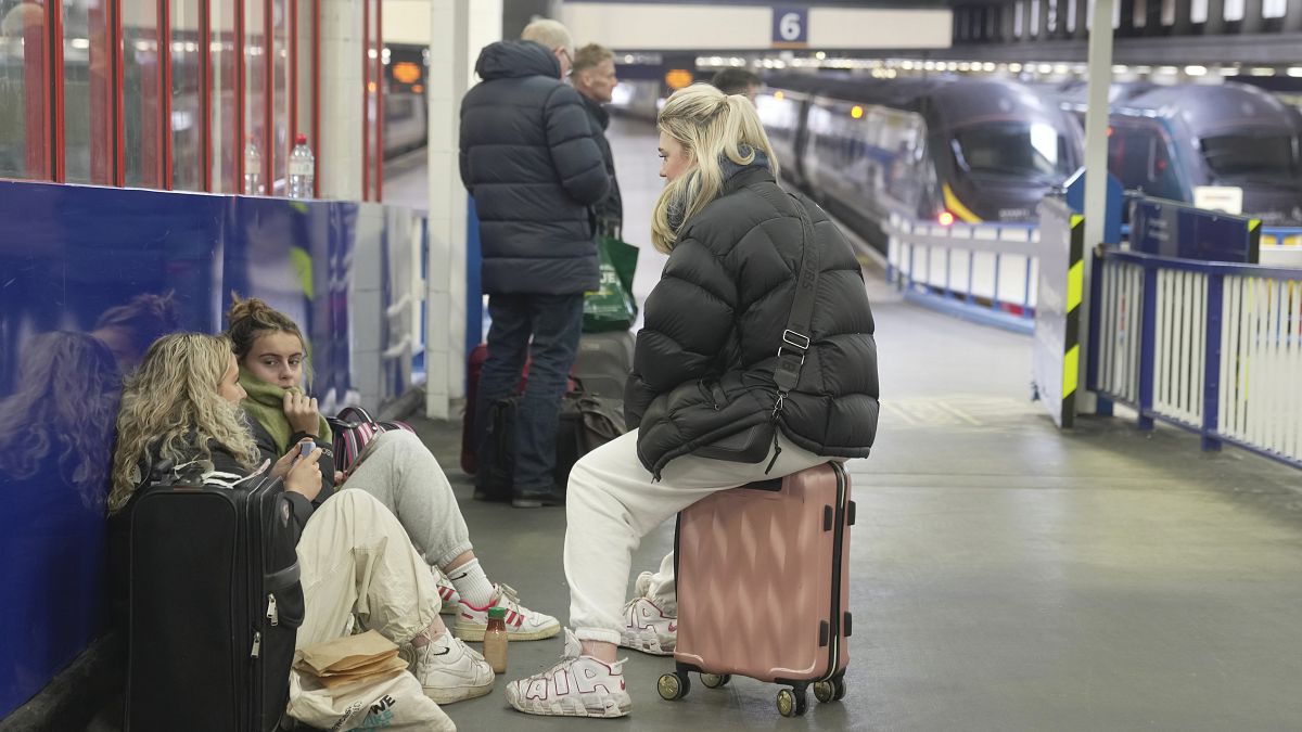 ركاب ينتظرون مغادرة القطار في محطة يوستون للسكك الحديدية بينما ينظم أعضاء عمال السكك الحديدية إضرابًا في لندن. 2022/12/13