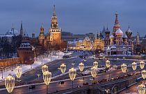 Die Kremlmauer, der Spasskaja-Turm, der Rote Platz, das Kaufhaus GUM, die Basilius-Kathedrale und die Bolschoi-Moskworezki-Brücke am 29. Dezember 2022.