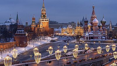 Die Kremlmauer, der Spasskaja-Turm, der Rote Platz, das Kaufhaus GUM, die Basilius-Kathedrale und die Bolschoi-Moskworezki-Brücke am 29. Dezember 2022.