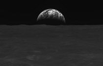 تم التقاط هذه الصورة المنشورة في 31 ديسمبر 2022 وقدمها المعهد الكوري لأبحاث الفضاء الجوي (KARI) في 3 يناير/كانون الثاني 2023، وتُظهر صورة بالأبيض والأسود لسطح القمر