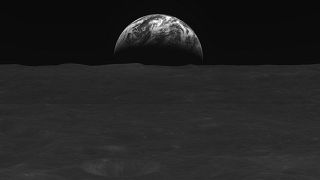 تم التقاط هذه الصورة المنشورة في 31 ديسمبر 2022 وقدمها المعهد الكوري لأبحاث الفضاء الجوي (KARI) في 3 يناير/كانون الثاني 2023، وتُظهر صورة بالأبيض والأسود لسطح القمر