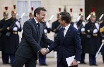 الرئيس الفرنسي إيمانويل ماكرون  يصافح رئيس الوزراء السويدي أولف كريسترسون في باريس. 2023/01/03