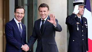 رئیس جمهوری فرانسه (سمت چپ) و نخست وزیر سوئد (سمت راست) در جریان دیدار رسمی به تاریخ سوم ژانویه ۲۰۲۳ در پاریس.