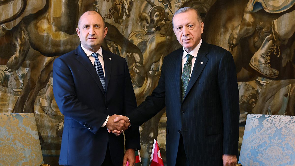 الرئيس التركي رجب طيب أردوغان مع رئيس بلغاريا رومين راديف (إلى اليسار) خلال الاجتماع الأول للمجموعة السياسية  الأوروبية، في براغ، جمهورية التشيك، أكتوير/تشرين الأول 2022 