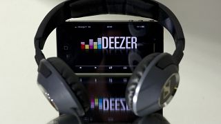  ديزر "Deezer" هي منصة توزيع رقمية فرنسية مخصصة لبث الموسيقى، تم إطلاقها في أغسطس/آب 2007.