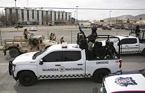 Meksika Ulusal Muhafızları, Ciudad Juarez'deki eyalet hapishanesinin önünde nöbet tutarken 