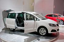 Egy hétszemélyes Seat Alhambra egy autókiállításon