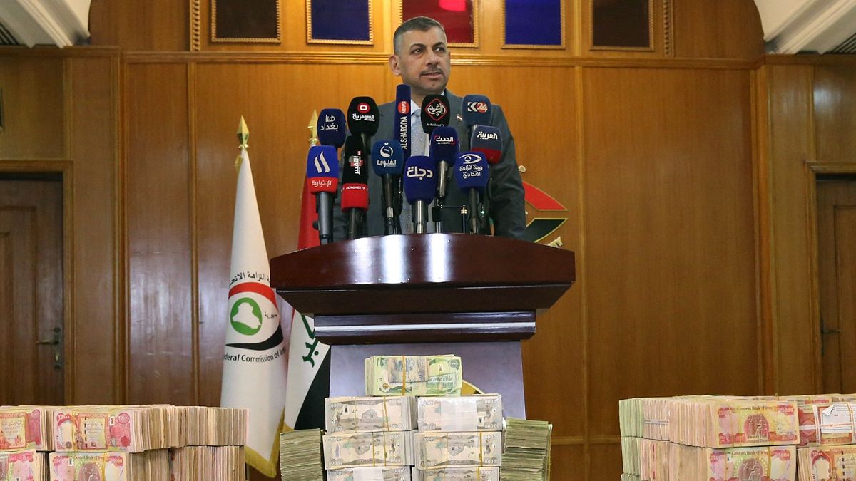 Hakim Haydar Hanun iade edile paraların önünde basın toplantısı düzenledi