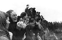 A lublini majdaneki koncentrációs tábor tömegsírjánál a túlélők a szovjet katonák érkezése után