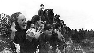 A lublini majdaneki koncentrációs tábor tömegsírjánál a túlélők a szovjet katonák érkezése után