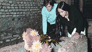 A film két főszereplője virágot tesz "Júlia sírjára" Veronában, 1968-ban