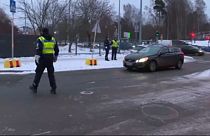 Rendőrök leállítanak egy autóst Helsinkiben - képünk illusztráció.