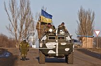 Truppe ucraine su un veicolo blindato vicino Artemivsk, Ucraina, 18 febbraio 2015.
