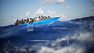 Migranti su una barca a sud dell'isola italiana di Lampedusa il 11 agosto 2022.