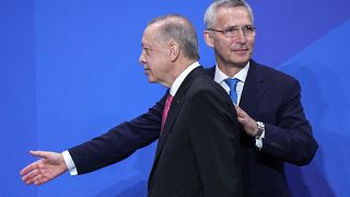 Le secrétaire général de l'OTAN, Jens Stoltenberg, accueille le président Recep Tayyip Erdogan au sommet de l'OTAN à Madrid, le 29 juin 2022.