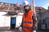 Un bénévole ukrainien en train de reconstruire une maison à Stepne