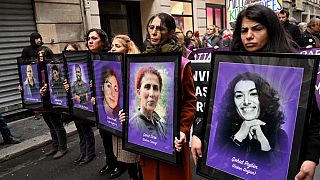  متظاهرون يحملون صوراً لناشطات كرديات قُتلنَ في إطلاق نار في العاصمة الفرنسية في يناير 2013.