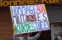 A kurd áldozatokra emlékező táblák egyike