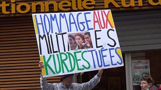 A kurd áldozatokra emlékező táblák egyike