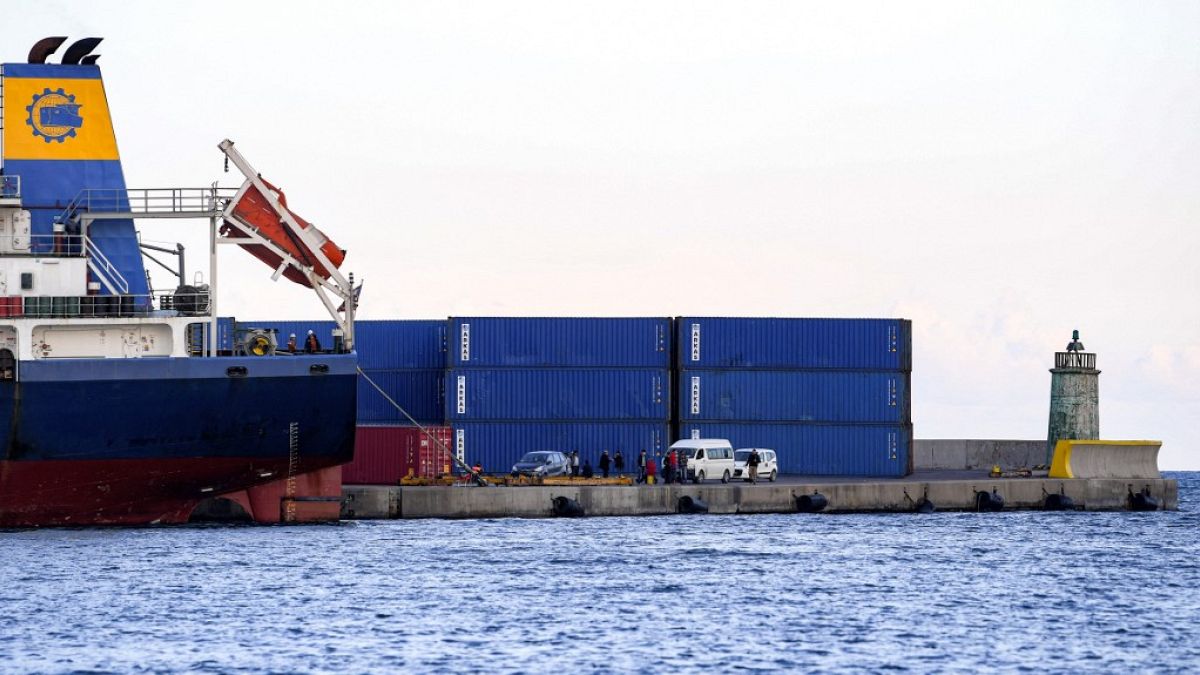حاويات النفايات المنزلية القادمة من إيطاليا  في ميناء سوسة، تونس، 26 نوفمبر 2020،.