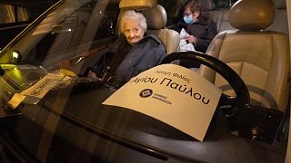 Βόλτα ηλικιωμένης με ταξί στη φωταγωγημένη Αθήνα
