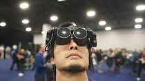 Un homme fait la démonstration du casque de réalité virtuelle Megane X, plus léger et compact que ses concurrents.