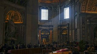 Le corps de feu le pape émérite Benoît XVI repose dans la basilique Saint-Pierre au Vatican, mercredi 4 janvier 2023
