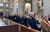 Fedeli in coda per l'omaggio a Benedetto XVI