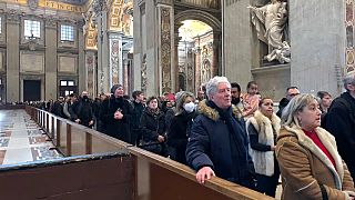 Fedeli in coda per l'omaggio a Benedetto XVI
