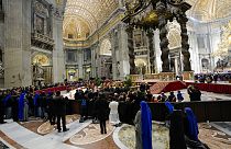 Trauernde stehen Schlange, um den Leichnam des verstorbenen emeritierten Papstes Benedikt XVI. zu sehen, der im Petersdom im Vatikan aufgebahrt ist