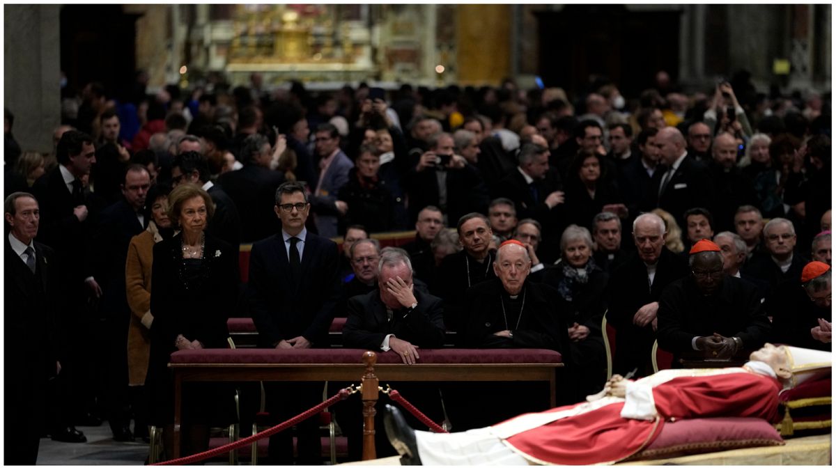 جثمان البابا الفخري بنديكتوس السادس عشر