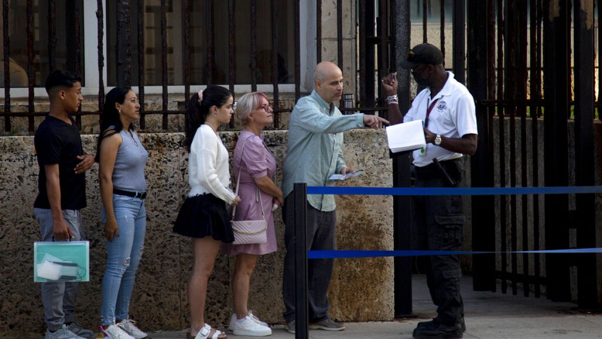 Cubanos esperan para entrar en la embajada de Estados Unidos en La Habana