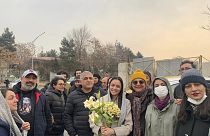 La destacada actriz iraní Taraneh Alidoosti, en el centro entre sus amigos tras ser liberada de la prisión de Evin en Teherán, Irán, miércoles 4 de enero de 2023.
