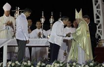 Benedicto XVI con el entonces presidente cubano Raúl Castro durante una misa en Santiago de Cuba