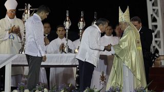 Benedicto XVI con el entonces presidente cubano Raúl Castro durante una misa en Santiago de Cuba