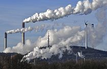 Almanya'nın Gelsenkirchen kentinde bir rüzgar jeneratörünün yanında Uniper enerji şirketine ait kömürlü termik santrali ve BP rafinerisi